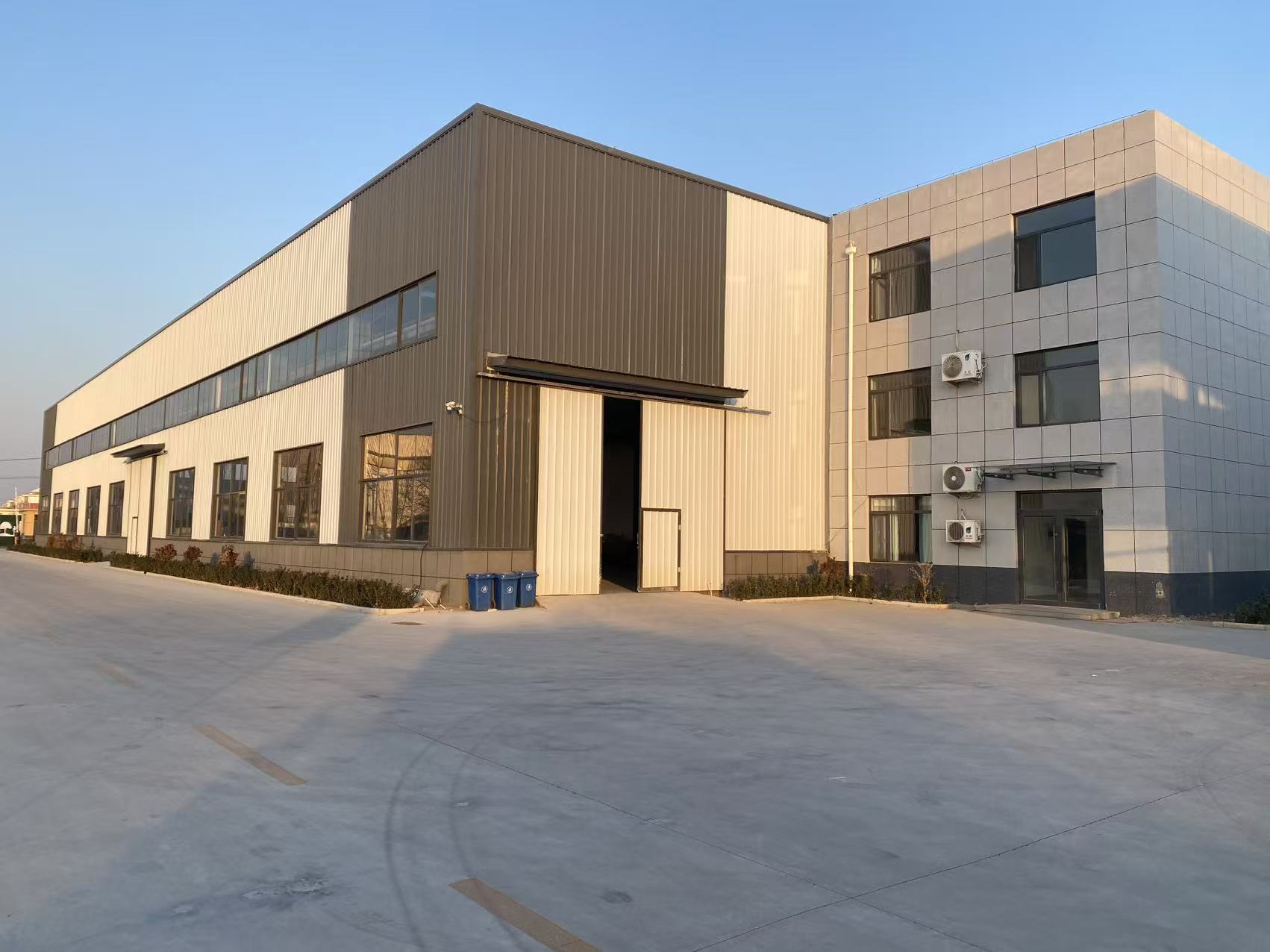 L'azienda LBL esporta macchine per porte e finestre in Russia