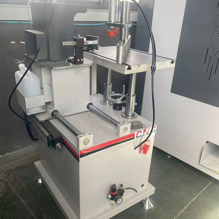 Fresatrice CNC in alluminio a 3+1 assi per montanti per finestre a taglio termico