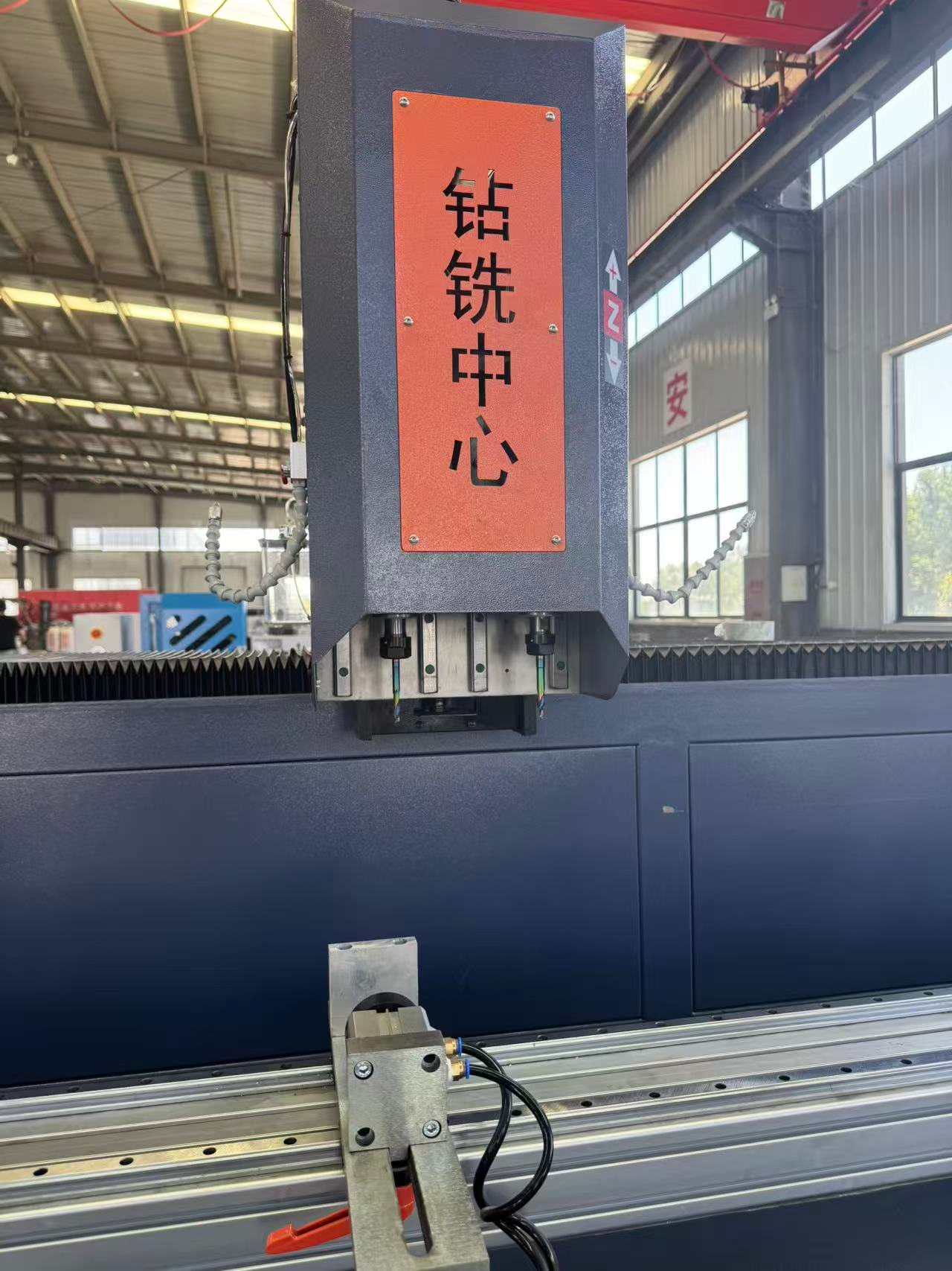 Centro di foratura e fresatura CNC da 4 metri