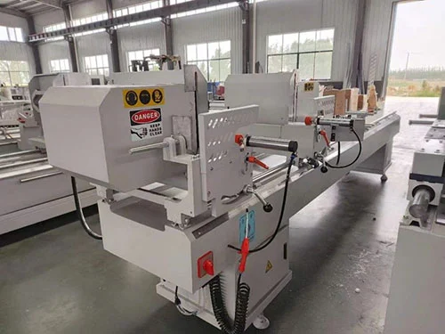 Attrezzatura per la lavorazione di profili di finestre in PVC con sega di precisione a doppia testa da 400 mm