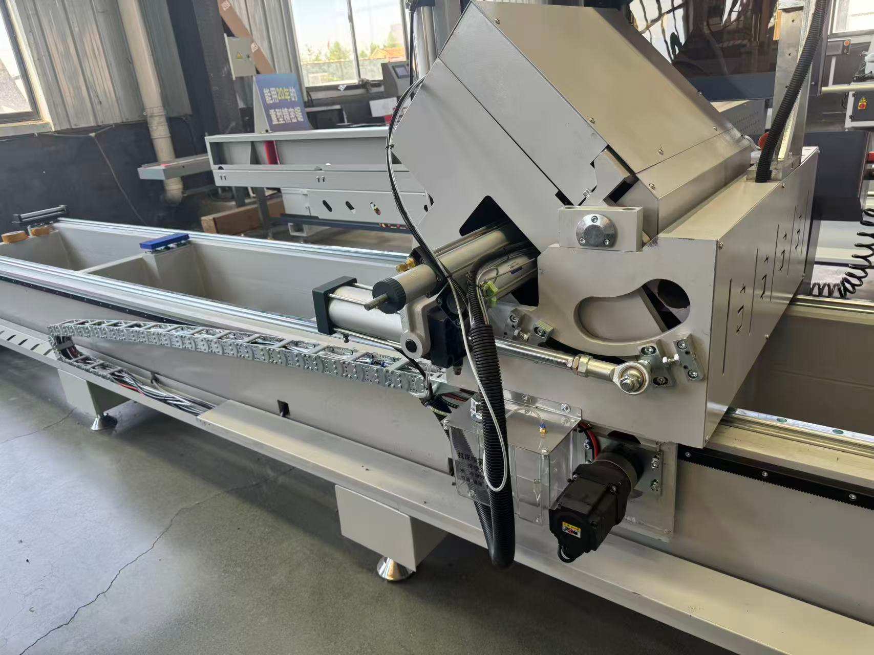 Troncatrice di precisione con perno esterno CNC 550, 45°/90
