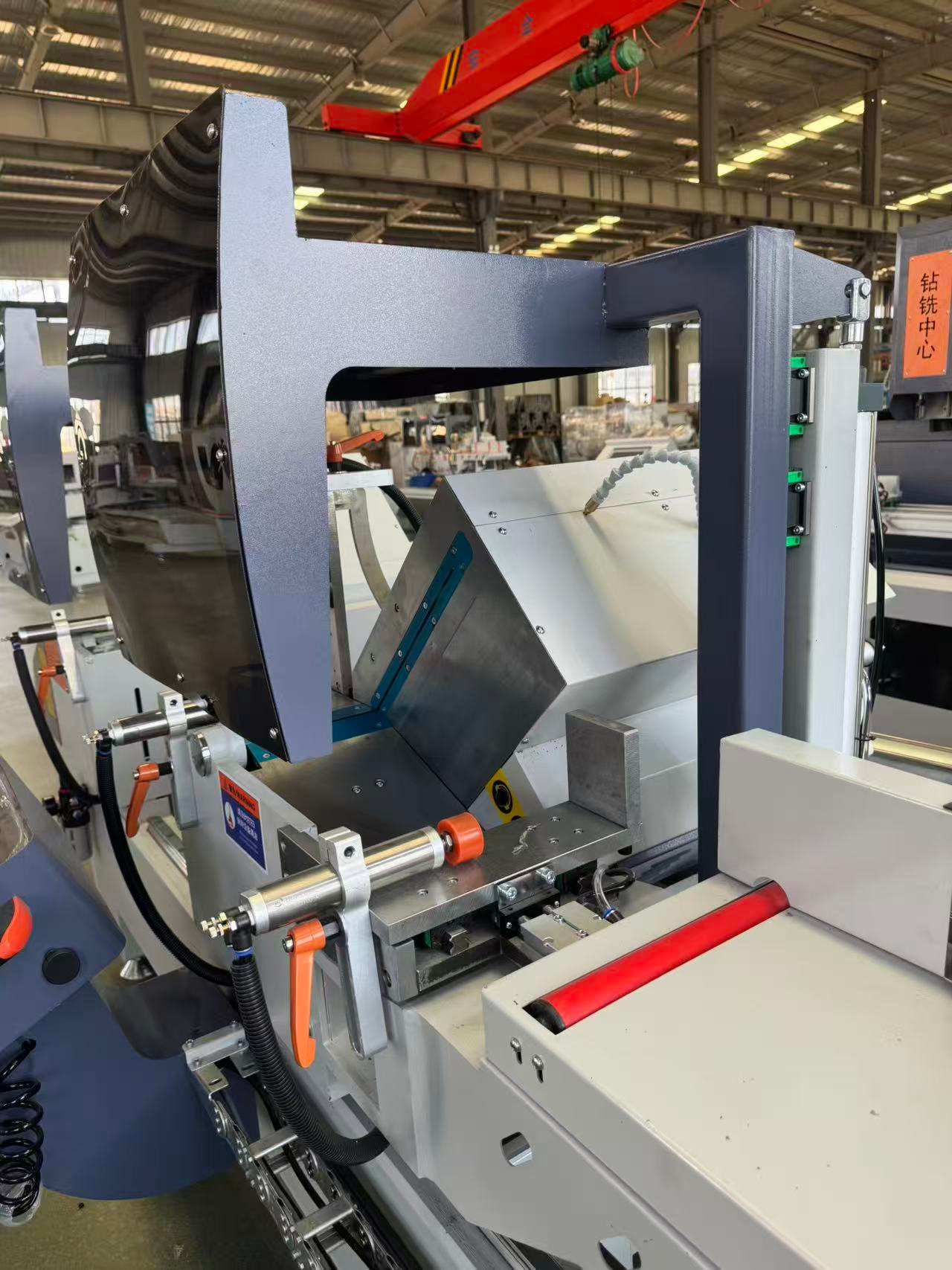 Troncatrice per produzione di grandi volumi con rotazione verso l'esterno CNC 550, 45°/90°