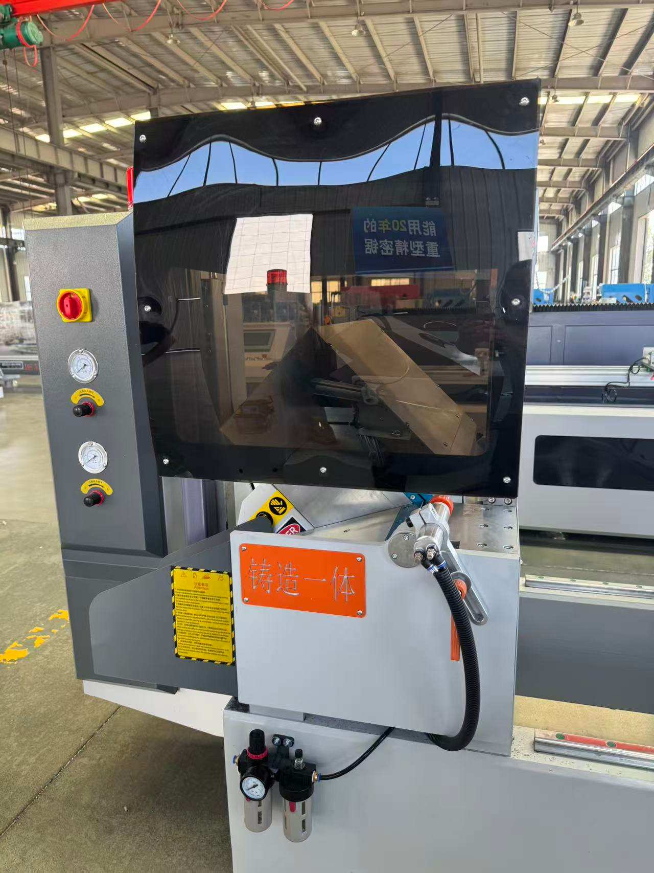 Sega da taglio di precisione con oscillazione verso l'esterno CNC 550, 45°/90°