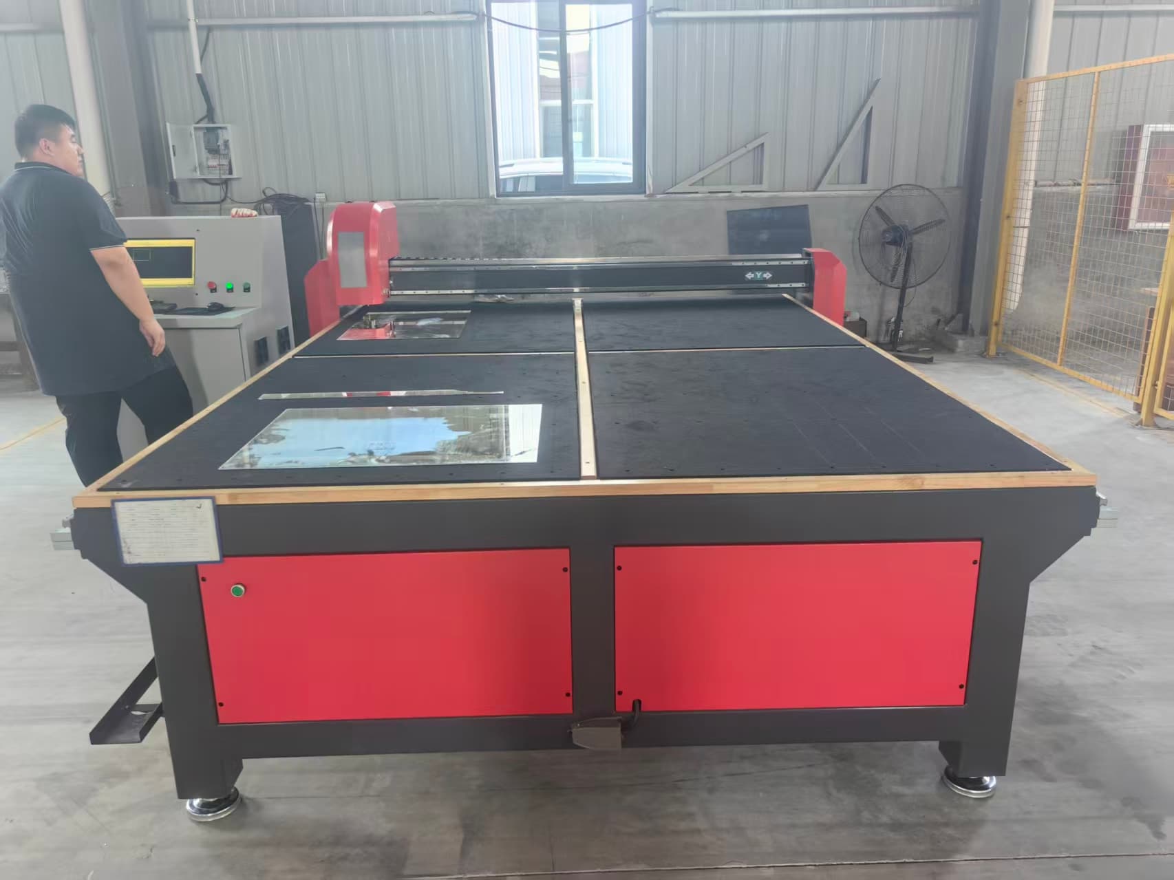 Macchina automatica per il taglio del vetro