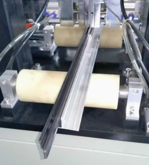 Macchina per l'inserimento a taglio termico di profili in alluminio a doppio motore