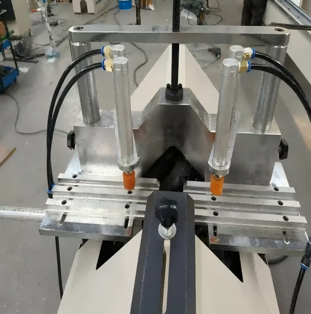 Macchina da taglio per vetri per finestre UPVC a doppia testa ad alta precisione per impieghi gravosi per la realizzazione di porte e finestre in PVC