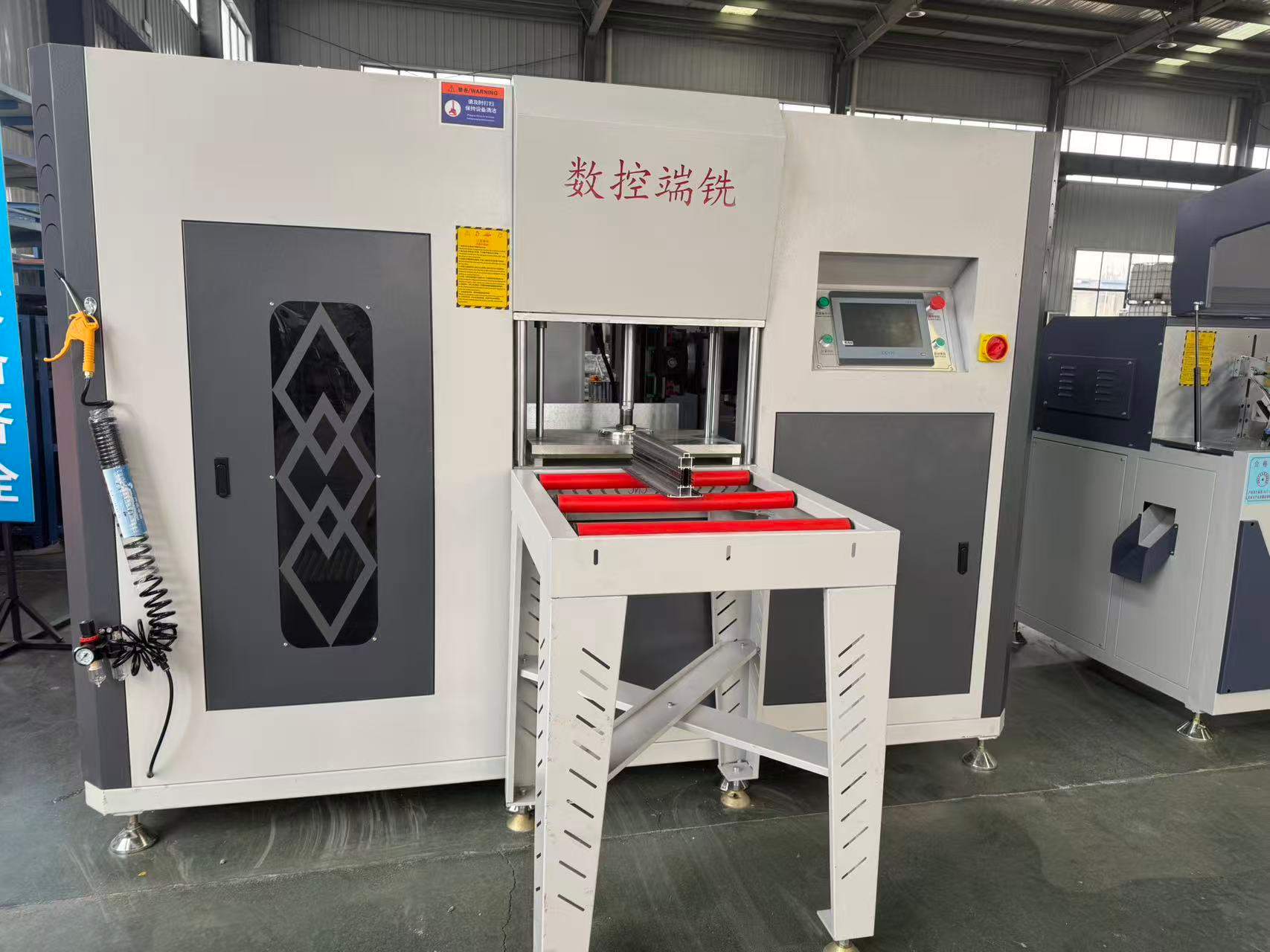 Fresa CNC ad alta precisione a 3+2 assi per montanti in alluminio a forma speciale