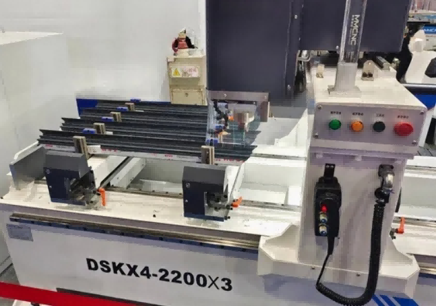 Trapano per facciate continue in alluminio CNC a 4 teste per carichi pesanti ad alta precisione