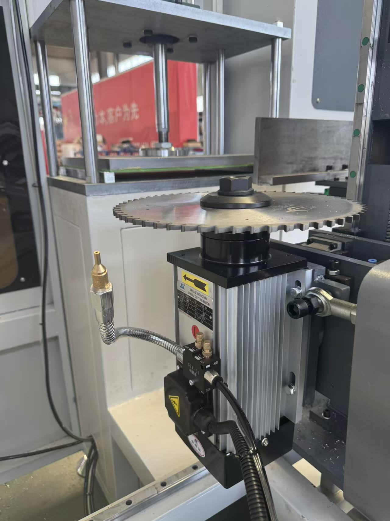 Fresa CNC multiangolo a 3+2 assi per profili montanti in alluminio irregolari