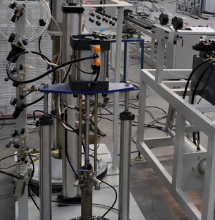 Applicatore di sigillante bicomponente controllato da PLC per vetro isolante