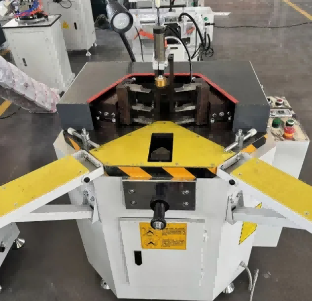 Macchina per crimpare angoli di precisione per profili in alluminio da 140 mm